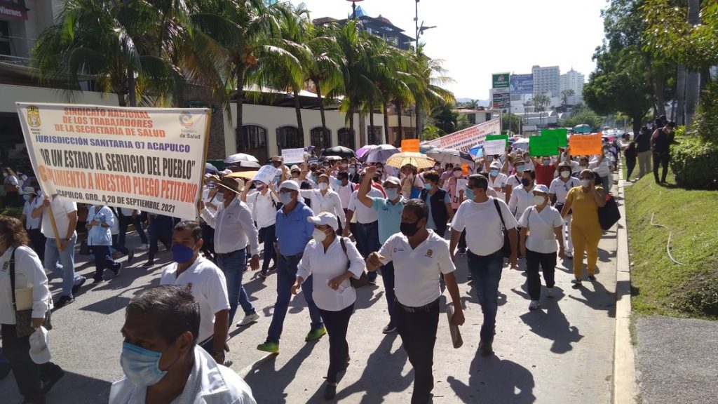 Los inconformes aseguraron que el servicio médico en hospitales de Acapulco y laboratorios no ha sido suspendido por la marcha.