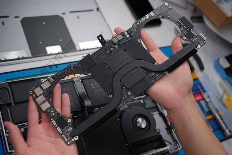 Inside the 16-inch MacBook Pro with Apple M1 Max SoC