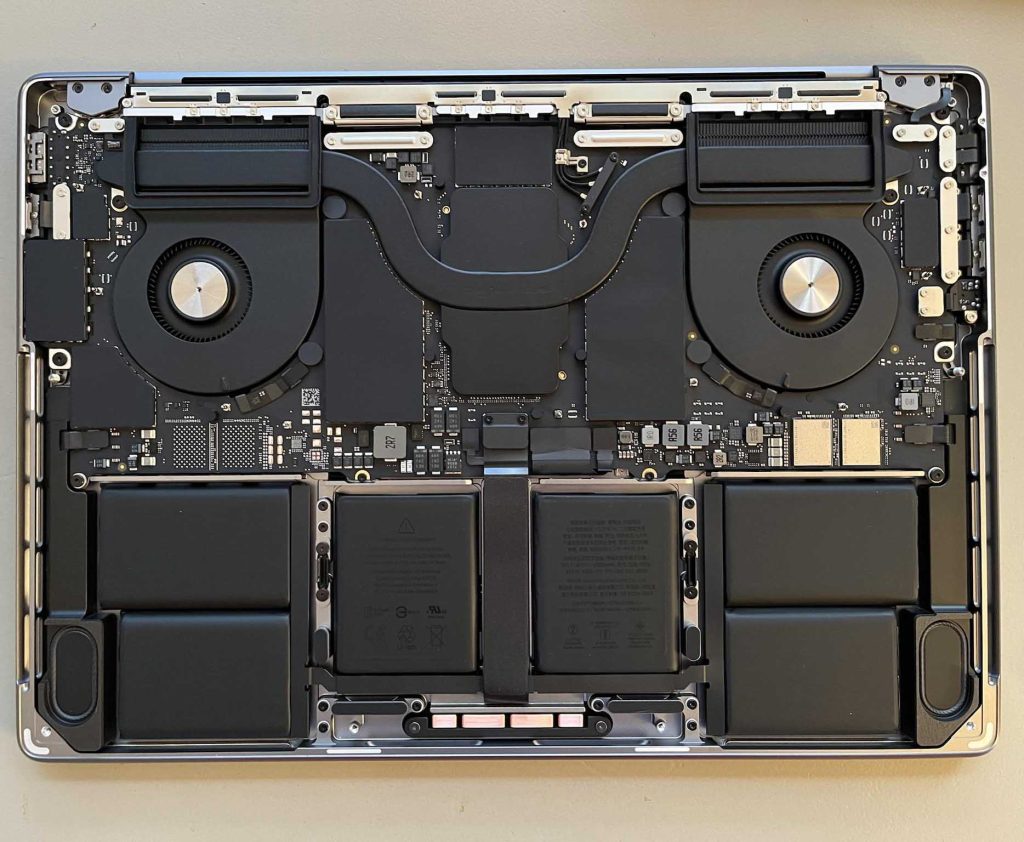 Interior del MacBook Pro de 16 pulgadas con SoC Apple M1 Max