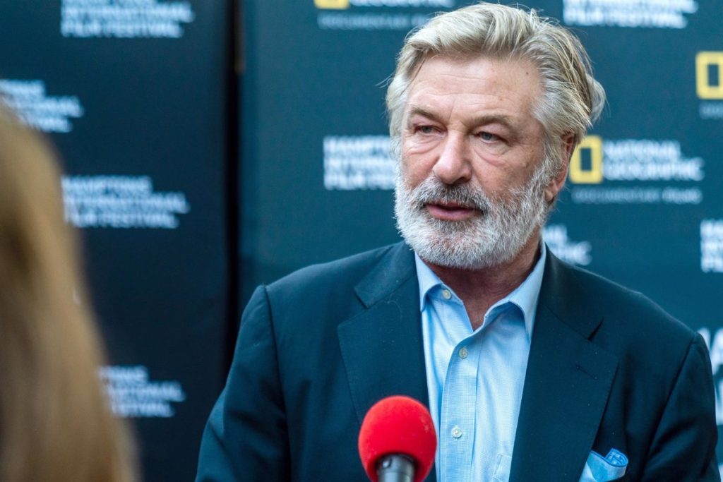 A woman dies in a US shootout after actor Alec Baldwin shoots her with a prop pistol