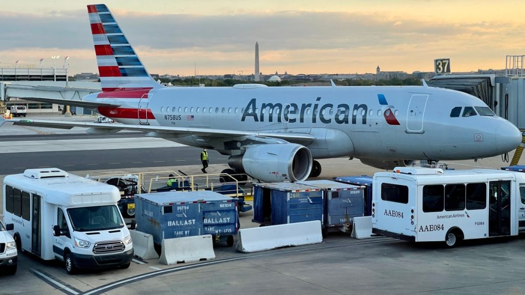 American Airlines cancels hundreds of flights due to staff shortage - Telemundo Miami (51)