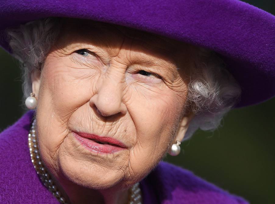 Queen Elizabeth II rests and performs 'light duty' after being discharged from hospital |  people |  entertainment