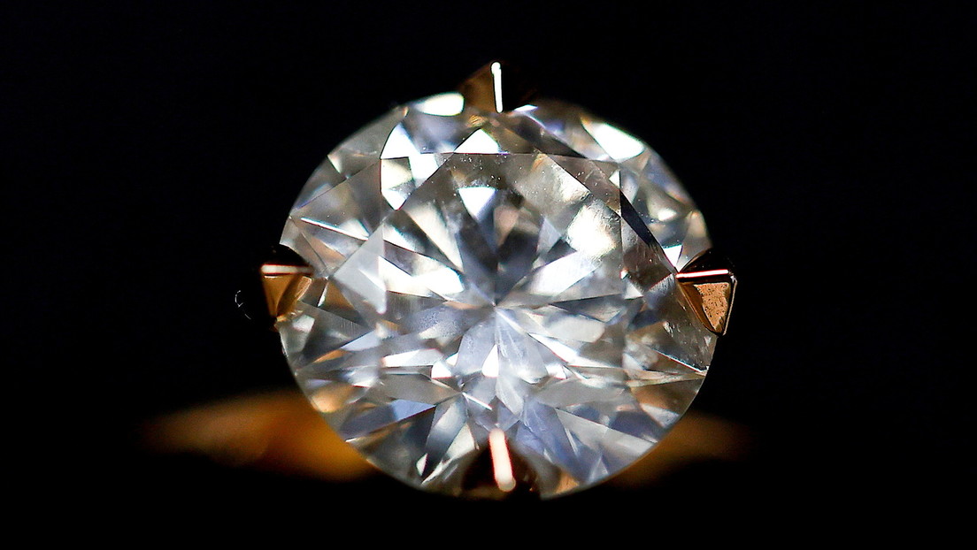 A woman almost threw a $2.7 million diamond thinking it was a trinket (photo)