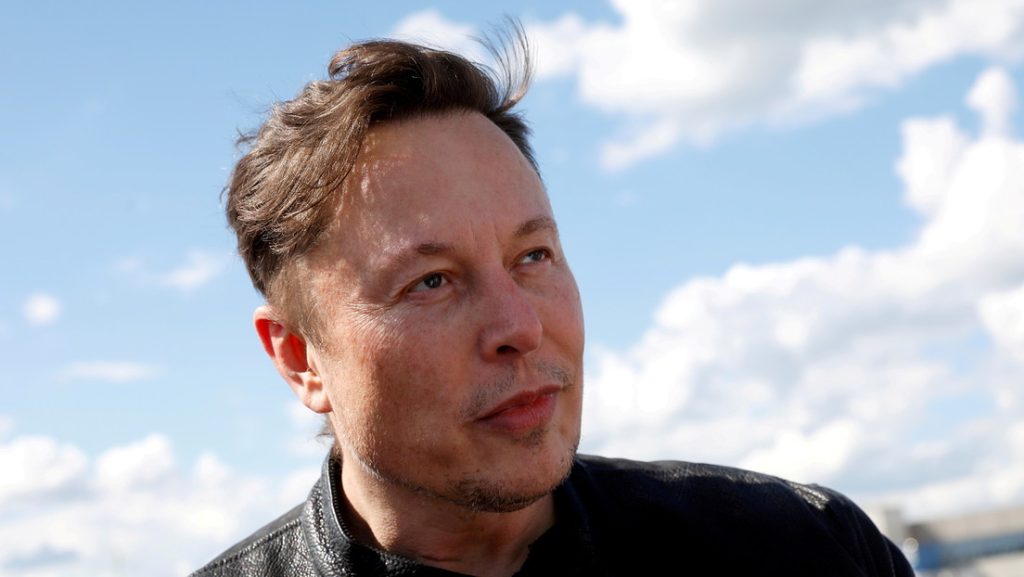 Elon Musk vende más de 930.000 acciones de Tesla para cumplir sus obligaciones fiscales