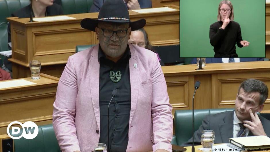 Co-leader of the Maori Party expelled from the New Zealand Parliament for "hacking"  World |  DW