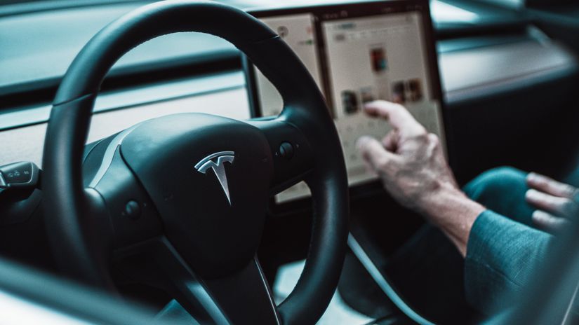 Tesla: App crashes leaving drivers without cars