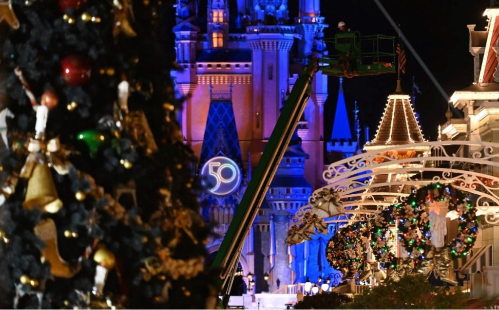 Fotografía cedida hoy por Disney que muestra una grúa mientras instala en la madrugada de este lunes la decoración de Navidad en el parque temático Ma