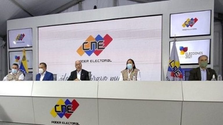 El presidente del CNE, Pedro Calzadilla, informó que hubo una participación del 41.80 por ciento de la población convocada. Foto: Twitter: @cneesvzla