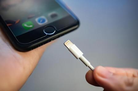 To avoid having to charge your iPhone all day, you can reduce the screen brightness