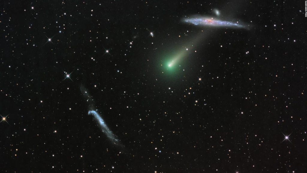 Where and when will Comet Leonard be seen from Earth?
