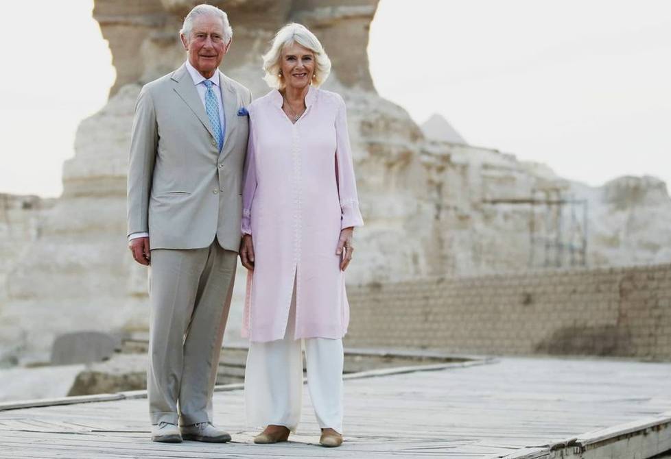 Prince Charles and Camilla escorting Elizabeth II at Windsor Castle for Christmas |  people |  entertainment