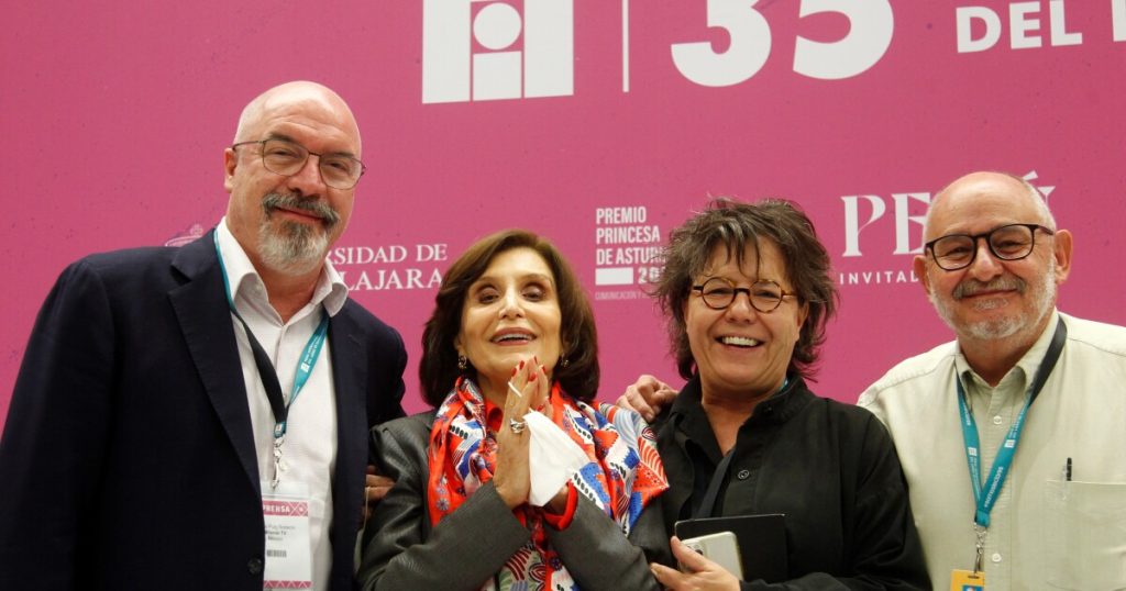 They remember the FIL's Almudena Grandes, a 'word and word' woman