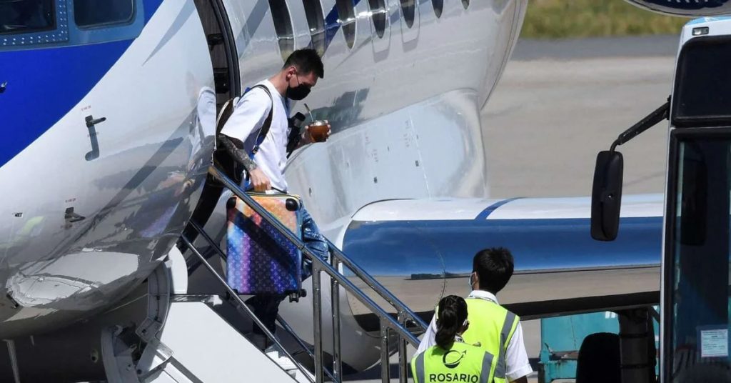 What is the cost of the handbag that Lionel Messi arrived in Argentina