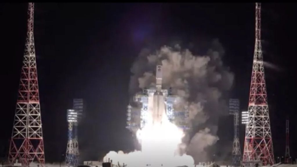 Un cohete ruso descontrolado entra en la atmósfera.