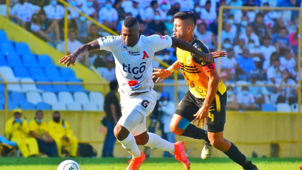 Duvier Riascos pelea por posesión del balón en partido final entre Alianza y Platense en el Apertura 2021.