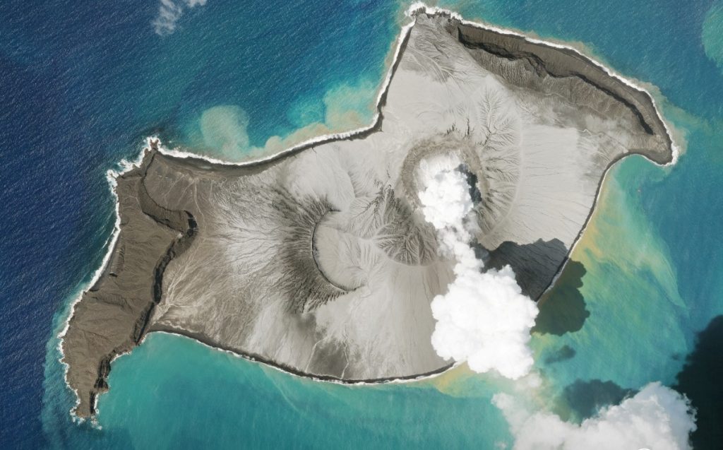 El volcán de Tonga entró nuevamente en erupción durante las primeras horas del lunes, tiempo local. (Reuters)