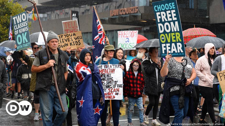 New Zealand police officers clash with anti-vaccine protesters |  World |  D.W.