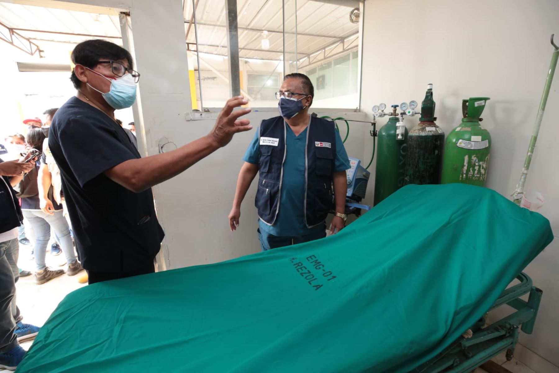 The Minister of Health, Hernan Condori Machado, made an unexpected visit to the Risola Hospital in Canet.  The Minsa chief responded to the demands and needs of health workers and also toured hospital facilities to learn about their current situation.  Photo: Mensa