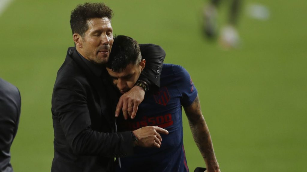 Simeone abraza a Correa después del partido contra el Betis.