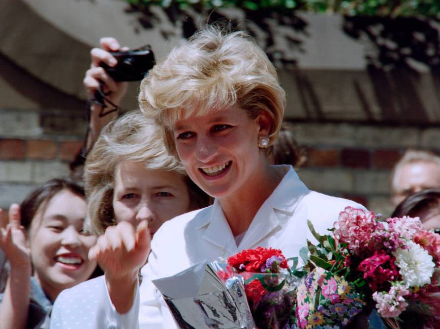 Portrait of Princess Diana that she "hated" so much has been auctioned off: The Royal Mail chose it in 1998 to mark the first anniversary of her death |  people |  entertainment