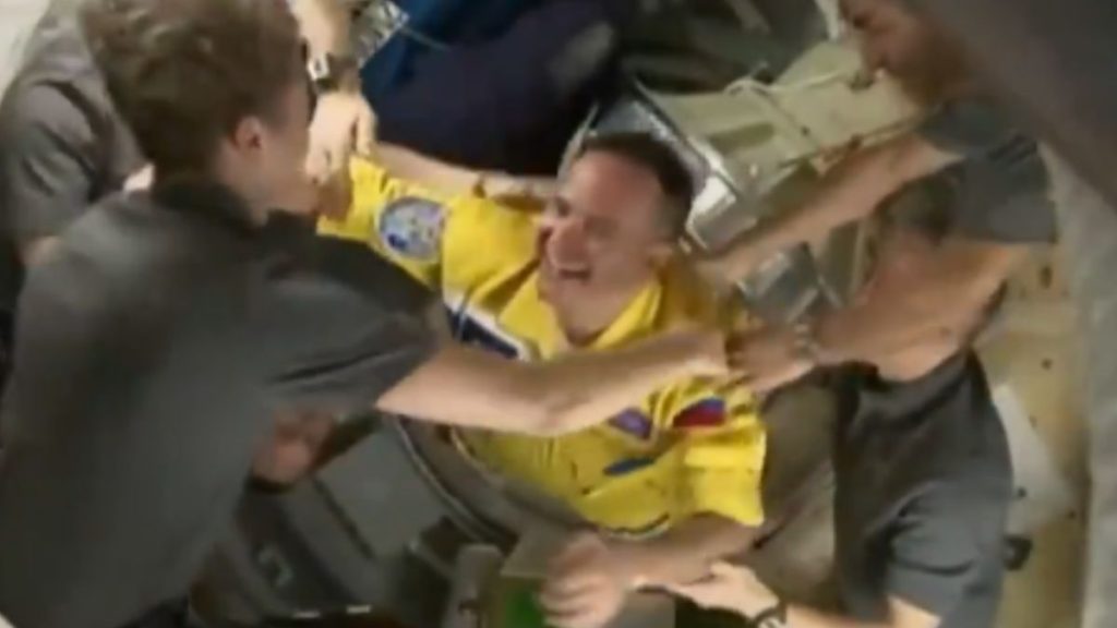 Los astronautas rusos abordan la estación internacional con los colores de Ucrania