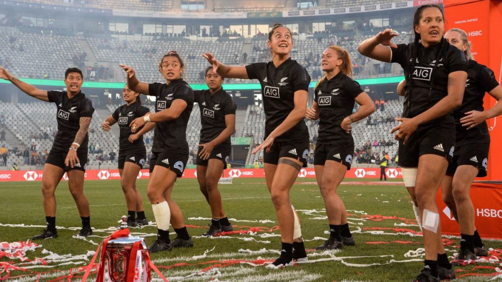 Las jugadoras de la selección femenina de rugby seven de Nueva Zelanda realizan la haka tras ganar las World Series de 2019 después de ganar a Australia en la final.