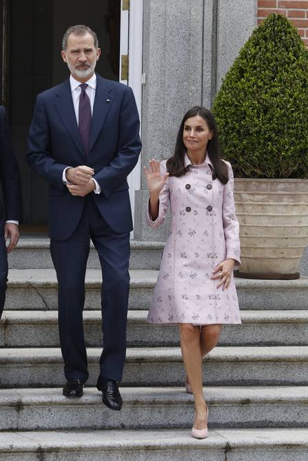 Letizia welcomes spring with a pink floral print coat that shows off that part of her body she always hides |  people |  entertainment