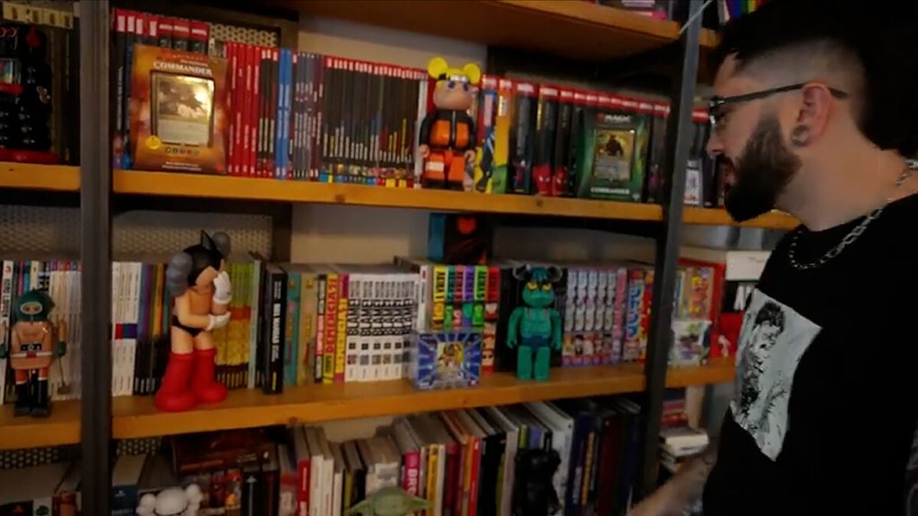 Wismichu displays his "home museum": comics, manga, video games, and Japan