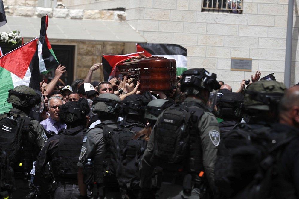 Cientos de palestinos se concentraron hoy en las oficinas de la cadena Al Yazira en Ramala para despedir a la periodista palestina Shireen Abu Akleh, que falleció esta mañana por un disparo en la cabeza en el marco de una redada del Ejército israelí en la ciudad cisjordana de Yenín. ATEF SAFADI/EFE/EPA/