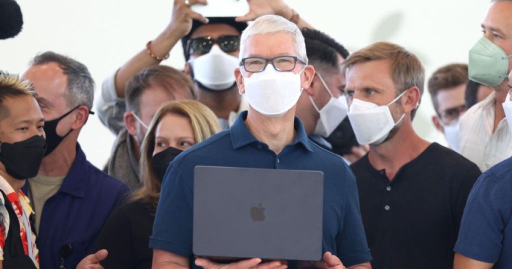 The day Tim Cook opened Apple Park and let's take selfies with him