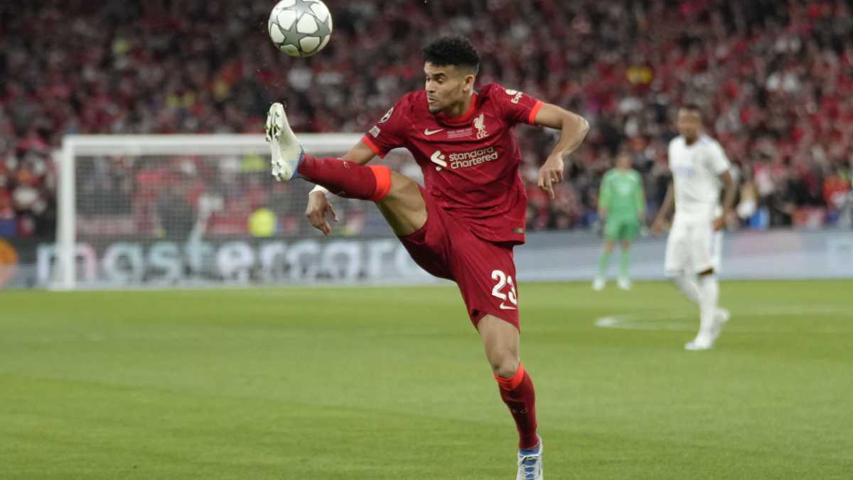 Liverpool's Luis Diaz controls the ball during the UEFA Champions League final match between Liverpool and Real Madrid at Stade de France in Saint-Denis near Paris, Saturday, May 28, 2022 (AP/Kirsty Wigglesworth)
