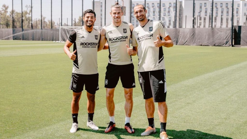 Giorgio Chiellini boasts a photo with Carlos Vela and Gareth Bale: "What a third party"