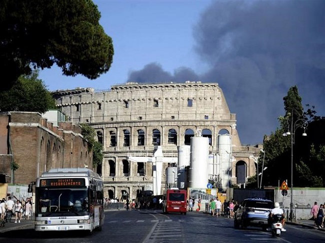 Italian police investigate a series of alarming fires in Rome