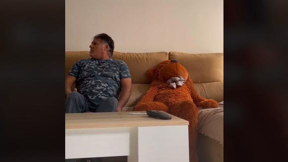 He dressed up as a stuffed animal and made his father-in-law scare his life (Video: TikTok/@cristiramos3).