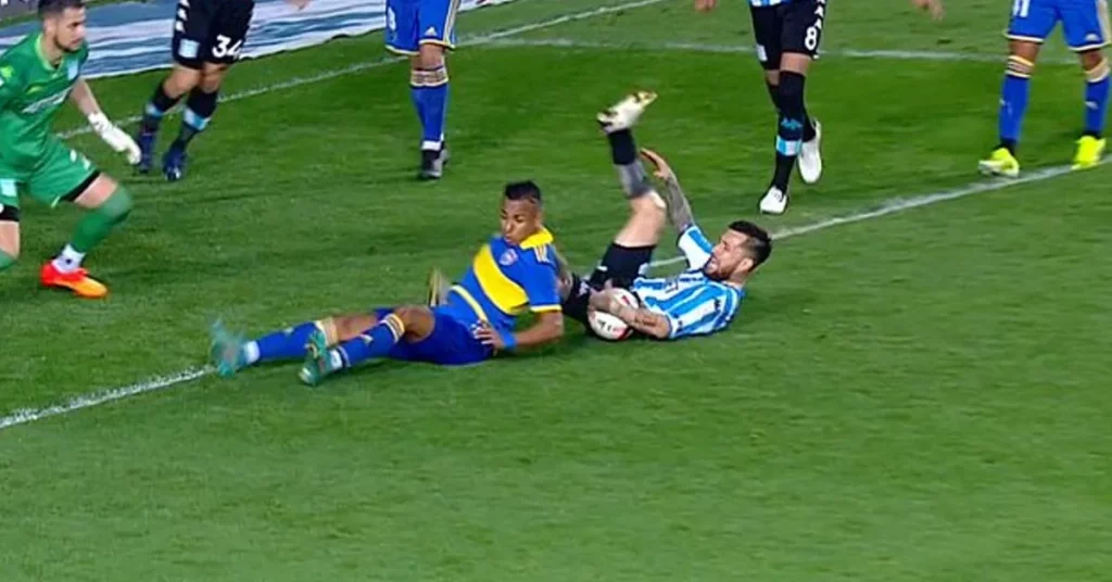 The big controversy at Racing Boca: Rapalini's clear penalty kick by Jonathan Gomez after the VAR call