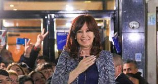 Argentines remain in the vicinity of the house of Cristina Fernandez-Escambrai