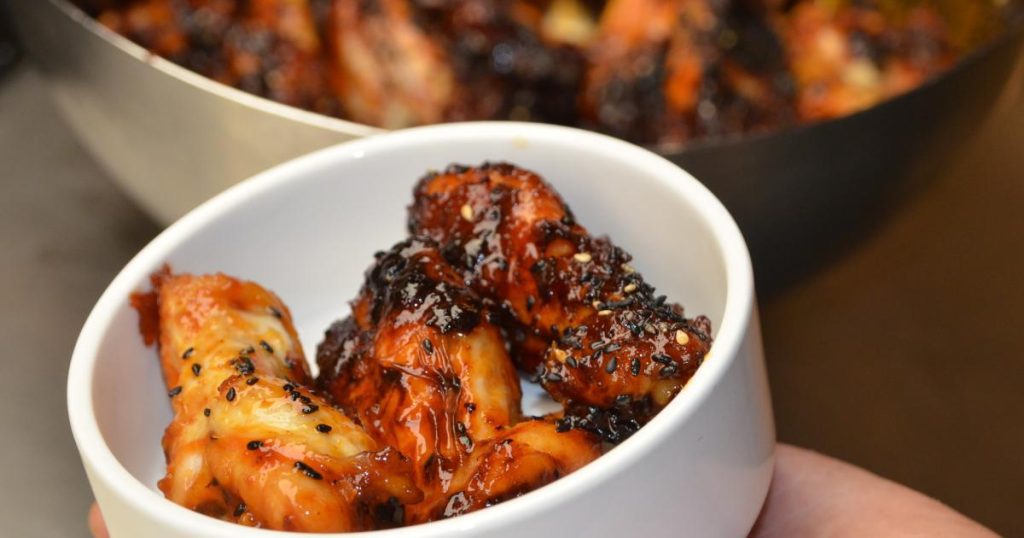 Chicken wings recipe with korean barbecue sauce "gochujang"