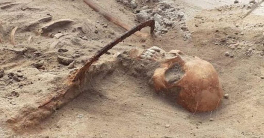 Some archaeologists find a dead body with a machete that prevents them from escaping, why?