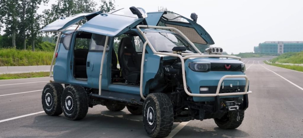The unbridled transformation of this "kei car" into a... 6x6 SUV!
