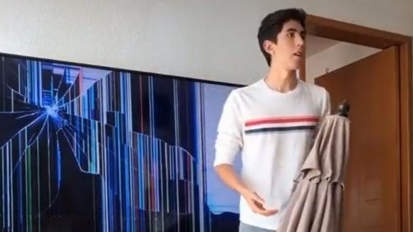 He made his mom think he broke her TV screen and the reaction was viral (Video: TikTok/@keisuke_yt).