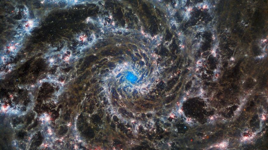 El Telescopio James Webb nos muestra como nunca a la “galaxia fantasma” y su espiral perfecta
