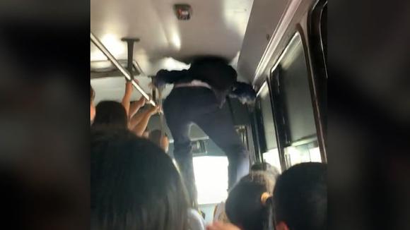 The young man spreads as he climbs into the bus seats to be able to get down to his whereabouts (Video: TikTok/@viiicluna).