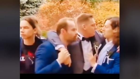 It made him believe he arrived at his wedding drunk and the reaction went viral on social networks (Video: TikTok/@eliasp.s1).