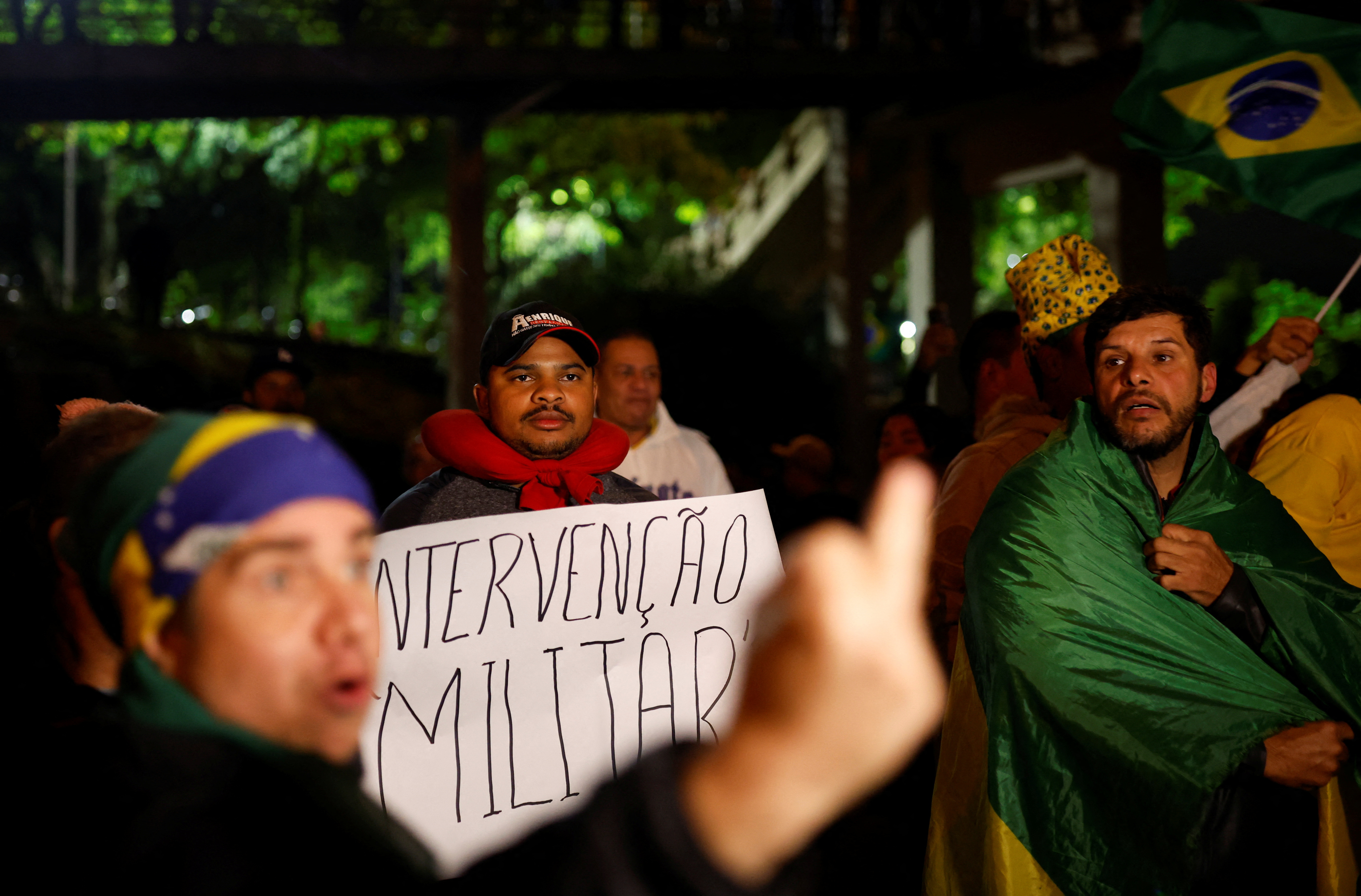 sign asking a "Military intervention" To keep Bolsonaro in power (Reuters/Amanda Perubelli)
