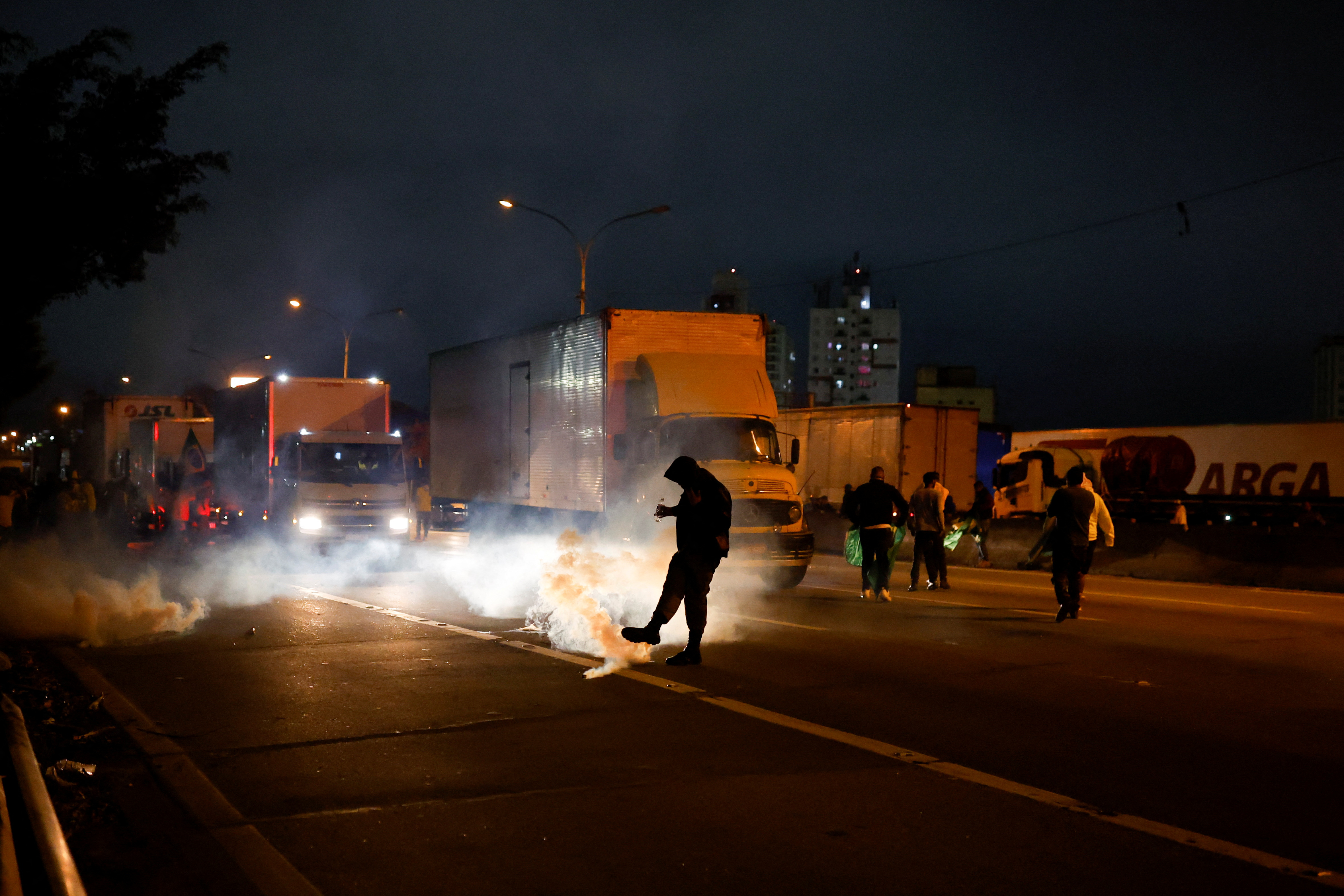Protests continued through the night with clashes with police in different parts of Brazil (Reuters/Amanda Perubelli)
