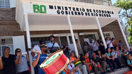 Public health workers stop 48 students for better salaries in Rio Negro
