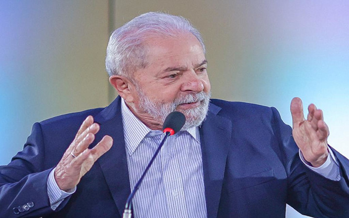 Lula outlines the proposal for a social assistance program in Brazil