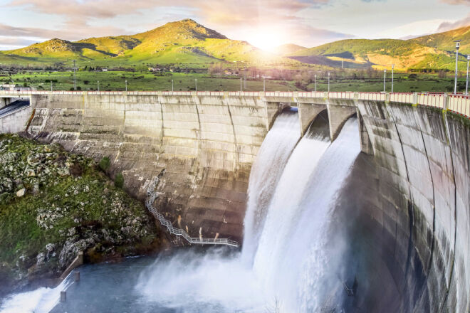 Hydraulic power: clean electricity thanks to dams and waterfalls
