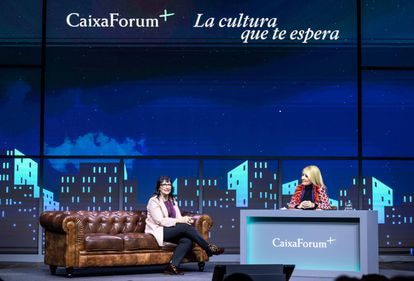 La Caixa Foundation Deputy General Manager Elisa Duran (left), and actress Caetana Guillén Cuervo at the CaixaForum+ presentation.