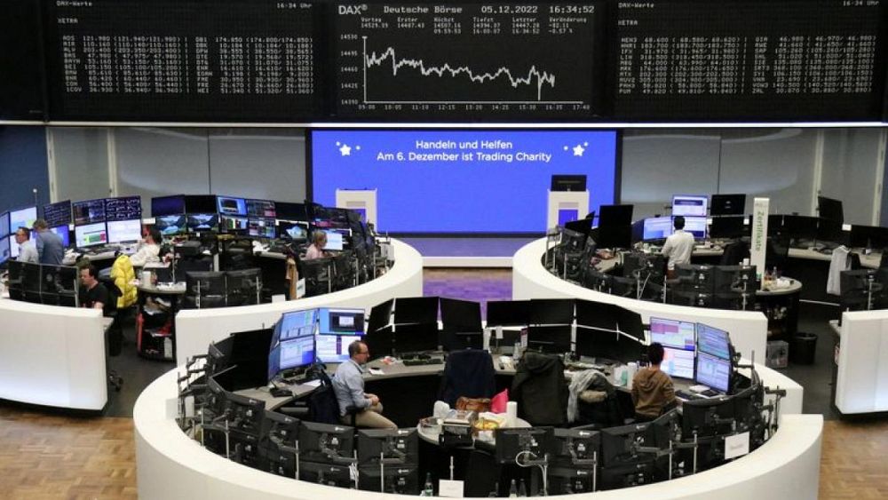European stock markets fell affected by banking and energy values